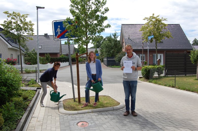 Gaby Höft und Uwe Schiewe aus dem Umweltamt und in der Mitte Caroline Hüttemann, die Klimaschutzmanagerin der Gemeinde Herzebrock-Clarholz, freuen sich auf künftige Baumpaten und -patinnen.
