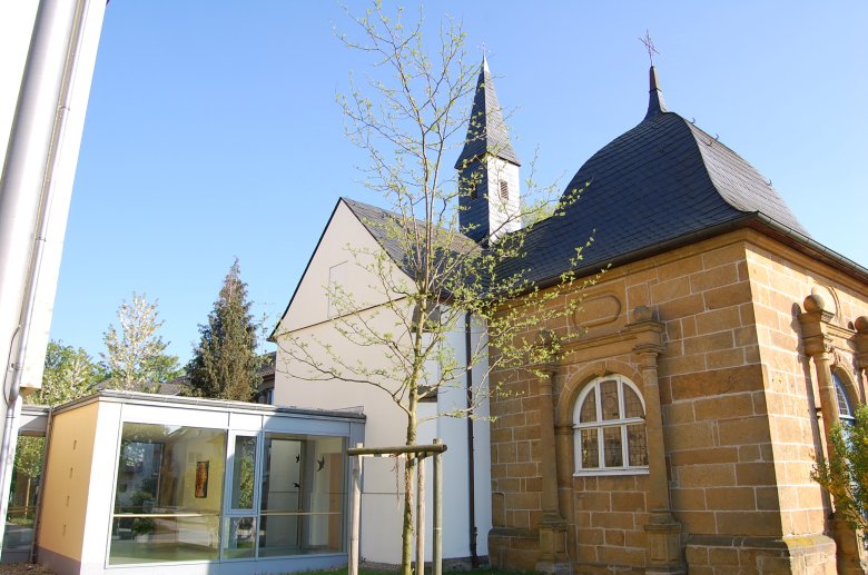 Loerdemannsche Kapelle mit kleinen Bäumen 