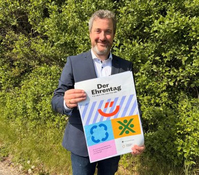 Bürgermeister Marco Diethelm mit Plakat