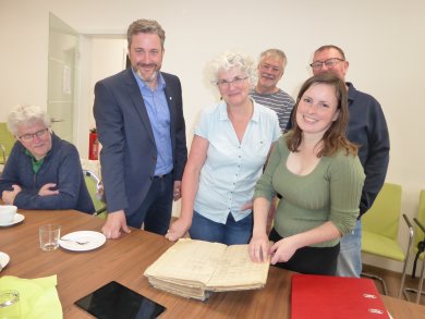 Eckard Möller, ehemaliger Archivar der Gemeinde, Bürgermeister Marco Diethelm, Ruth Utting-Lawson und ihr Ehemann Miles, Archivarin Nicole Kockentiedt sowie Keith Rudman als Übersetzter