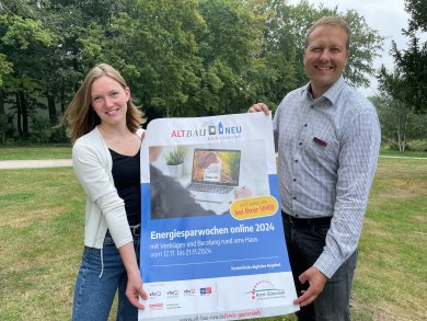 Caroline Hüttemann und André Manke mit Plakat