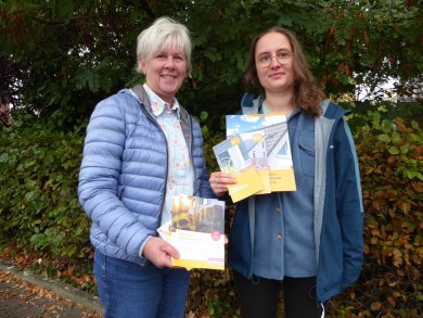Brigitte Topmöller und Monique Mitzko halten Flyer