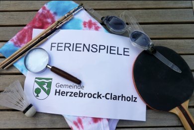 Lupe und weitere Utensilien und Schriftzug Ferienspiele