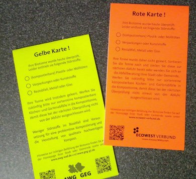 Gelbe und rote Karte für Mülltonnen