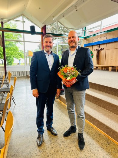 Bürgermeister Marco Diethelm und Guido Bolz mit Blumenstrauß