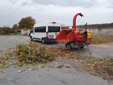 Häcksler mit Gehölz auf dem Bauhof