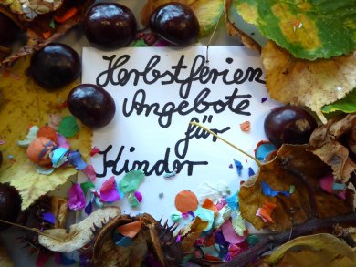 Kastanien, Laub und Kinderschrift