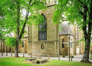 Kirche St. Christina im Frühlingsgrün