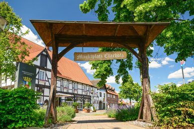 Torbogen auf dem Marktplatz in Clarholz