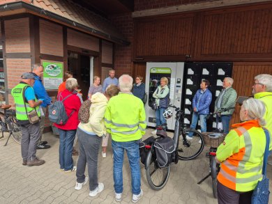 Gruppe mit Fahrrädern auf Hof Wöstmann