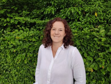 Janina Treuherz vor grünem Laub