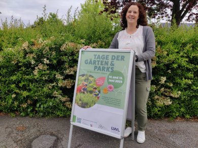 Janina Treuherz mit Aufsteller