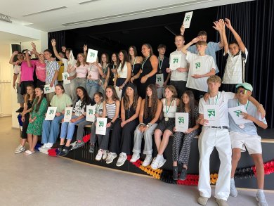 Gruppenbild mit Urkunden