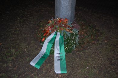 Kranz zum Gedenken liegt an der Stele