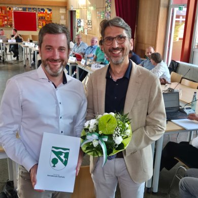 Marco Diethelm mit Urkunde und Heinz-Dieter Wette mit Blumenn