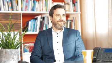 Bürgermeister Marco Diethelm vor Bücherregal