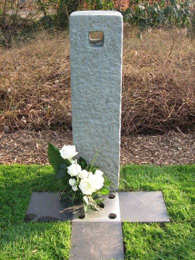 Foto von Grab mit Stele