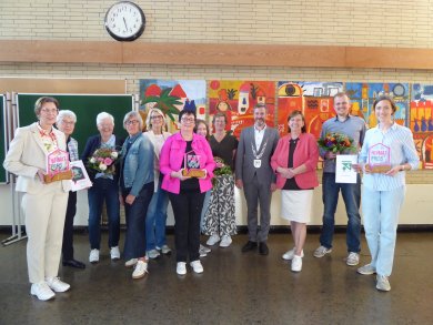 Gewinnerinnen und Gewinner mit Bürgermeister Diethelm