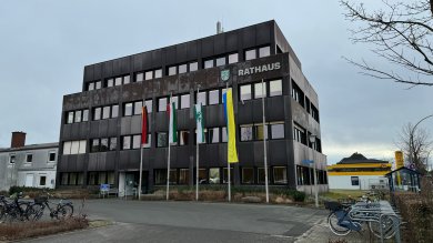 Rathaus mit vier Flaggen auf Vollmast