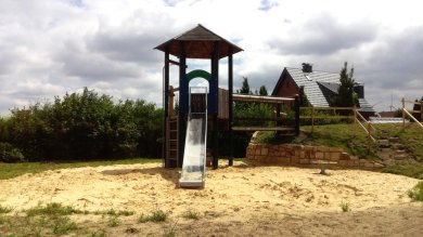 Rutschenturm vor Sandfläche