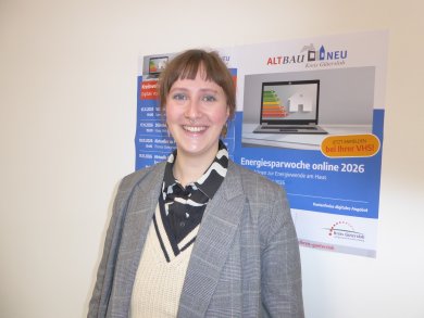 Sandra Lang vor Plakaten zum Klimaschutz