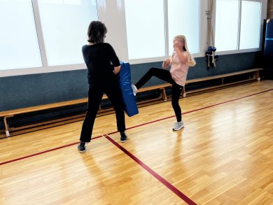 Mädchen und Trainerin