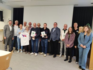 Gruppenbild der beteiligten Personen mit Bürgermeister Diethelm 