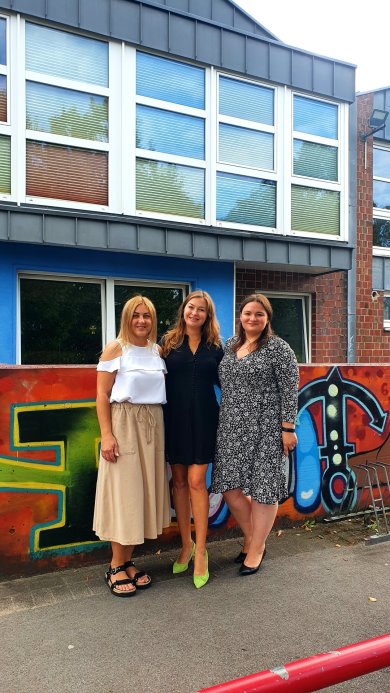 Zwei Lehrerinnen und die Organisatorin der Veranstaltungen