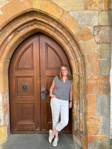 Ursula Mußmann vorm Kirchenportal in Clarholz