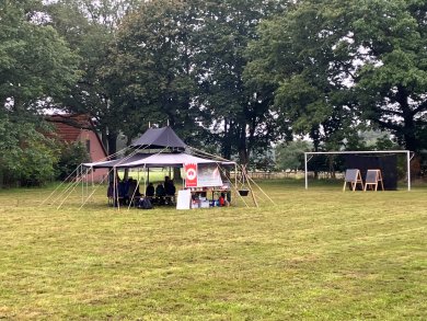 Zeltüberdachung und Kinder darunter von Weitem