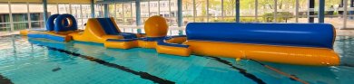 Spielgerät auf Wasser im Hallenbad Herzebrock