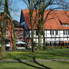 Kirchplatz Clarholz mit Blicke auf den Biergarten des Gasthauses Rugge