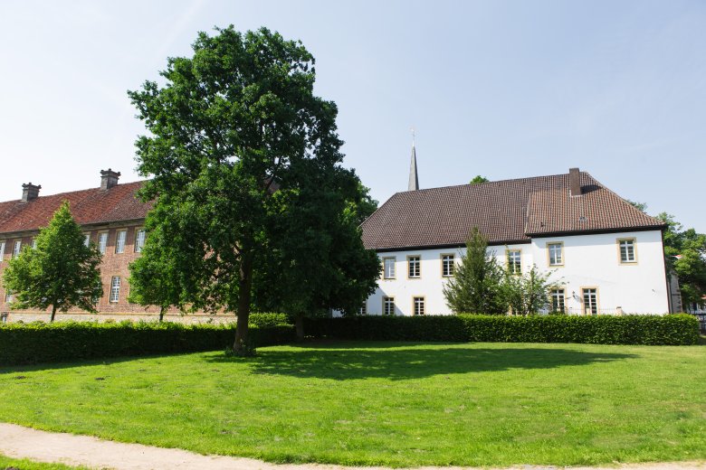 das Konventshaus (rechts) vom Garten aus gesehen (Foto Christopher Große-Cossmann)