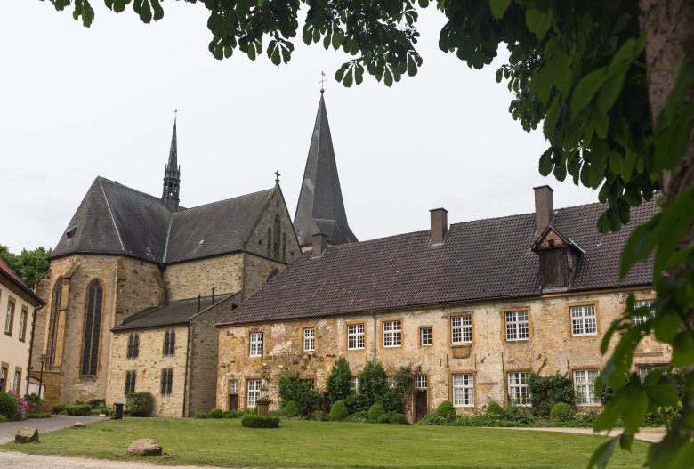 Das Bild zeigt den Garten hinter dem ehemaligen Kloster Clarholz.