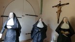 Die Figuren dreier Benediktinerinnen im Kreuzgang des Klosters