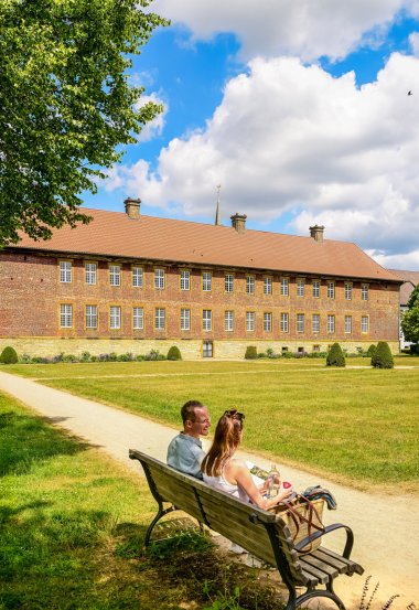 Paar mit Blumen im Klostergarten