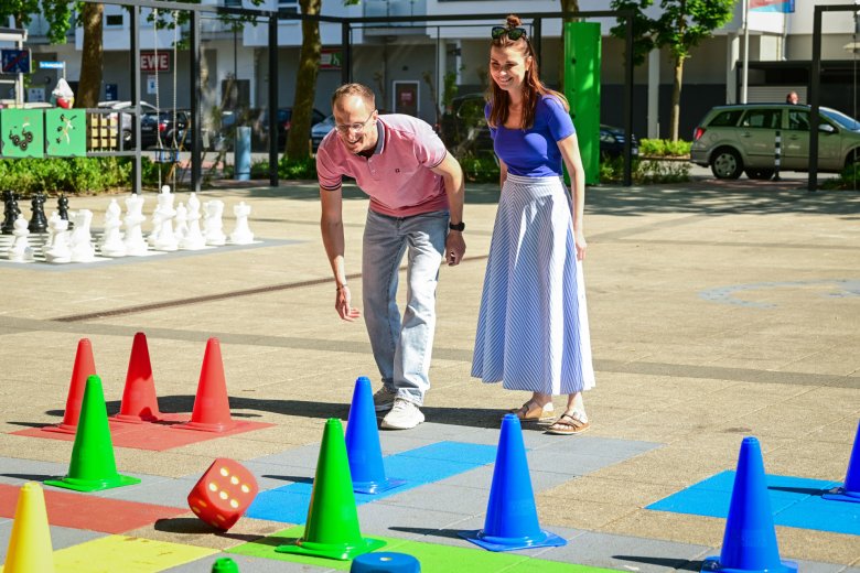 Paar spielt Mensch-ärgere-dich-nicht
