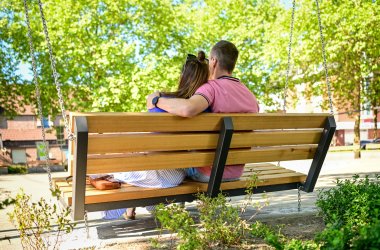 Paar von hinten auf Schaukel