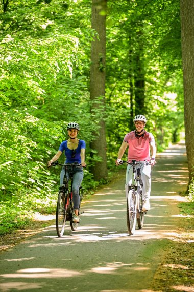 Radfahrende in der kleinen Putz