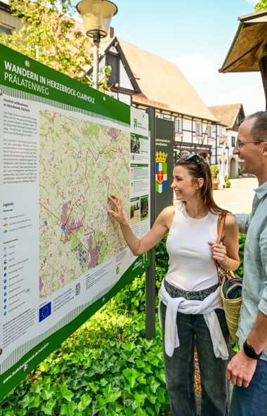 Paar vor Wandertafel in Clarholz