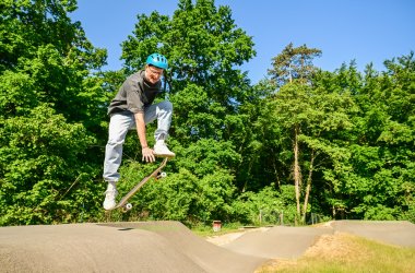 Skater auf der Pumptrackanlage
