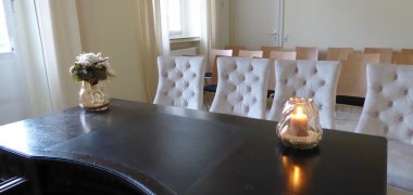 Blicke über den Tisch im Trauzimmer