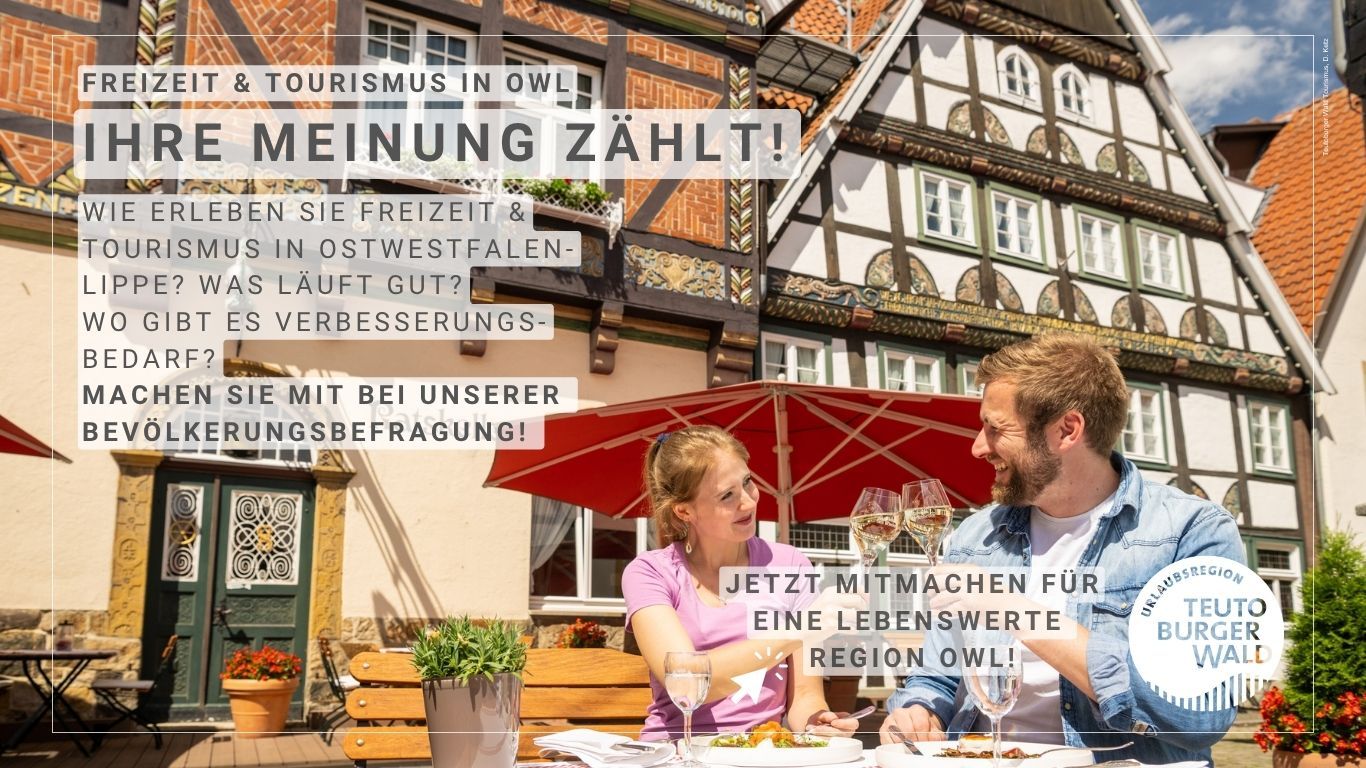 Frau und Mann vor Fachwerkgiebel und Text zur Umfrage