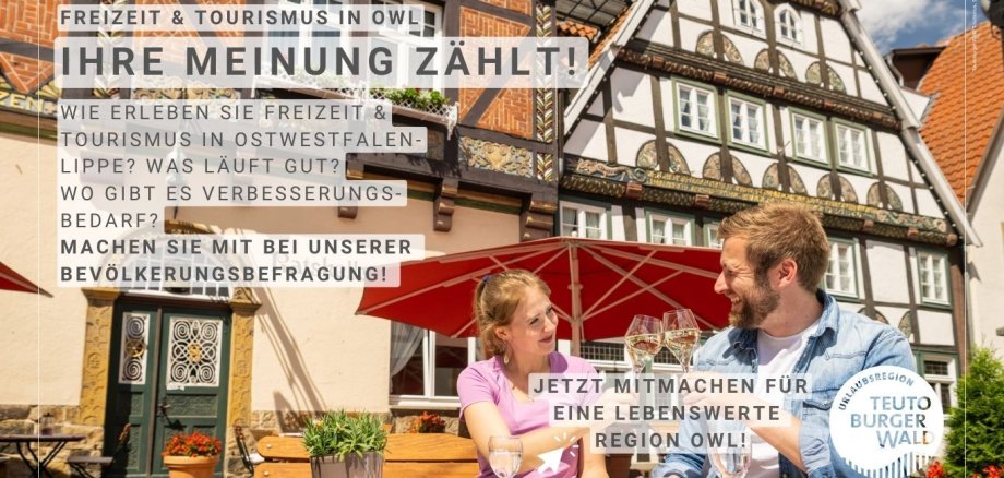 Website Bevölkerungsbefragung - Querformat - GT Frau und Mann vor Fachwerkgiebel und Text zur Umfrage