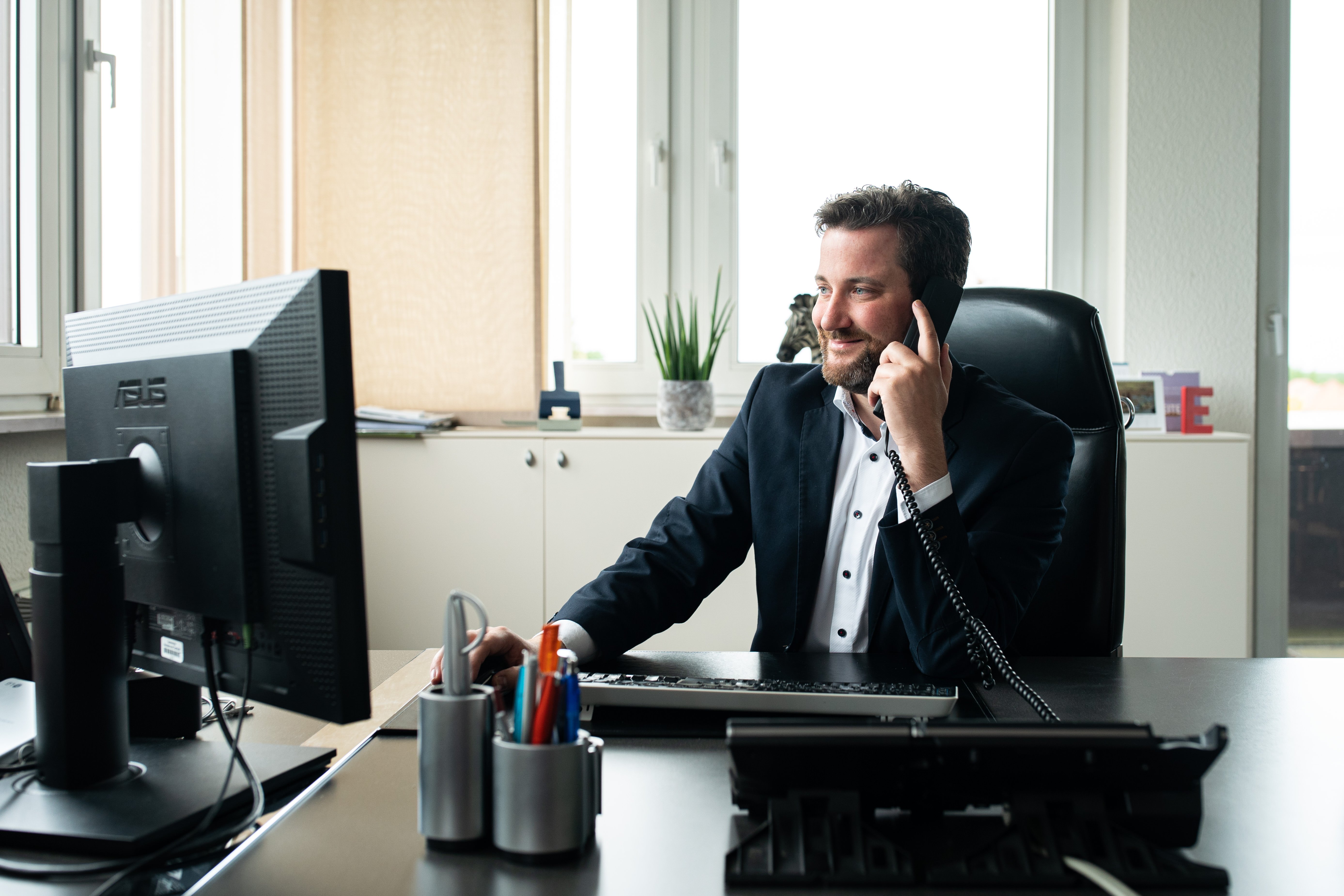 Marco Diethelm telefoniert