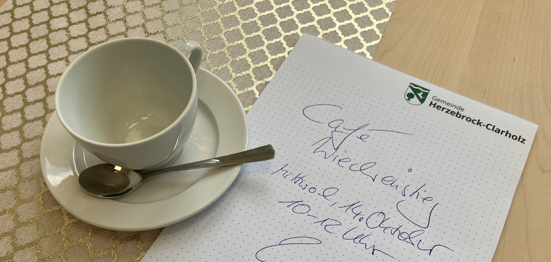 Tasse Kaffee mit Kugelschreiber und Schreibblock