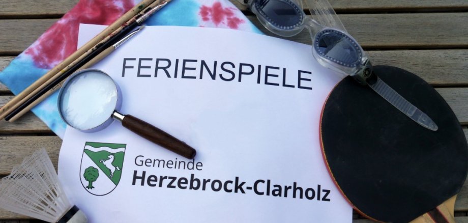Bild mit Lupe und Utensilien und Schriftzug Ferienspiele