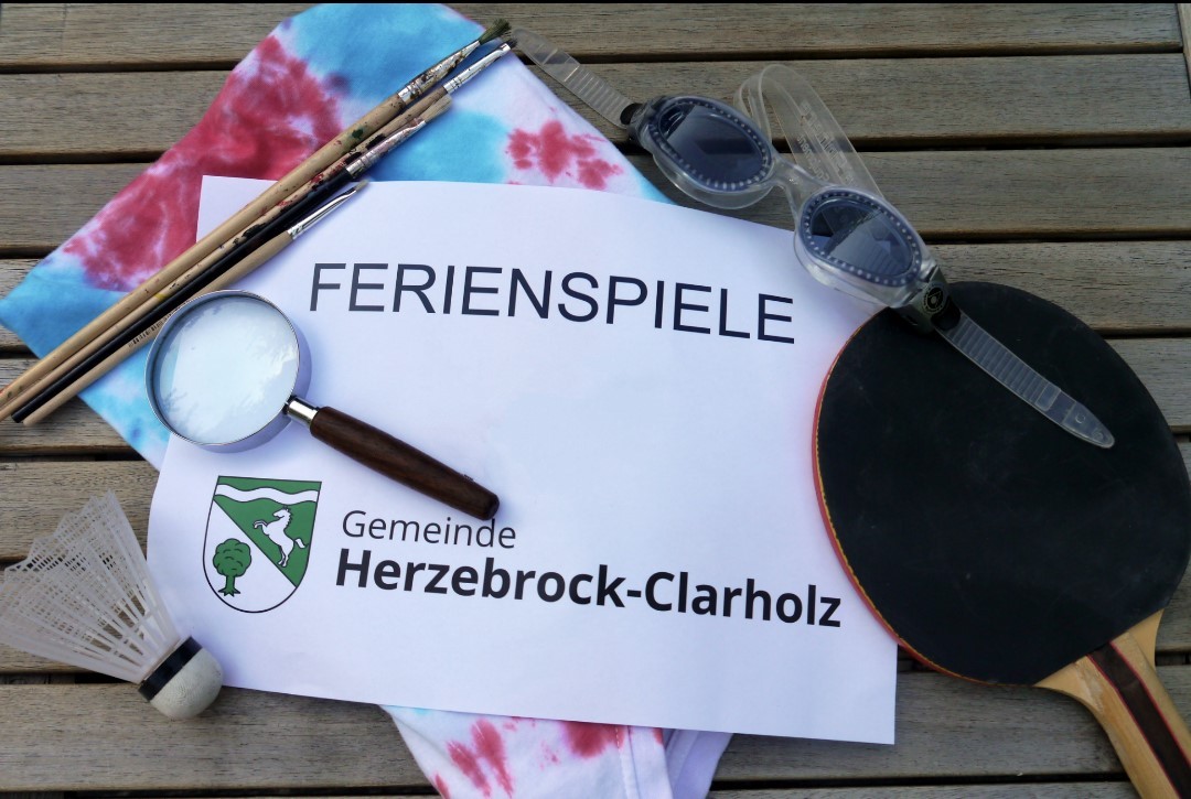 Bild mit Lupe und Utensilien und Schriftzug Ferienspiele