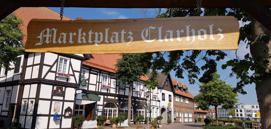 Holzschild Marktplatz Clarholz mit Gebäuden