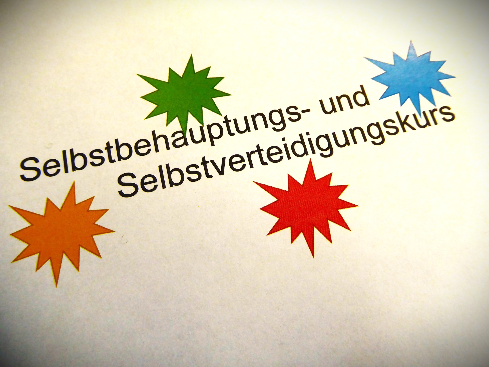 Schriftzug mit bunten Sternen